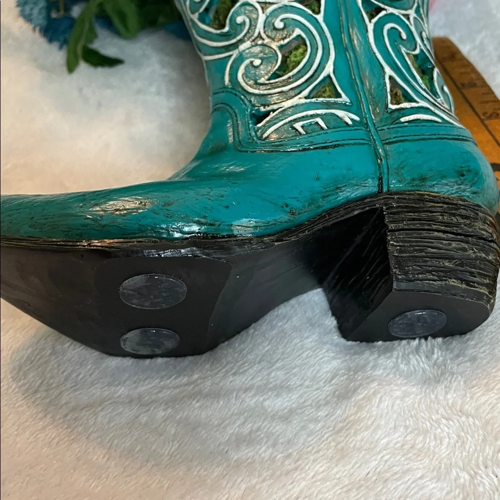 Cute colorful silk arrangement in a resin decorative boot. 🌺